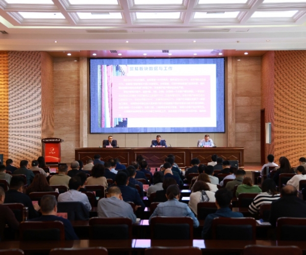 稳扎稳打，，，，，，一连开拓奋进；；；；；； 思绪立异，，，，，，力争优质生长