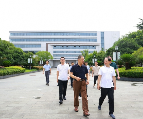 河池市向导赴嘉兴调研6008集团官方网站丝绸 共商高端丝绸项目落地大计